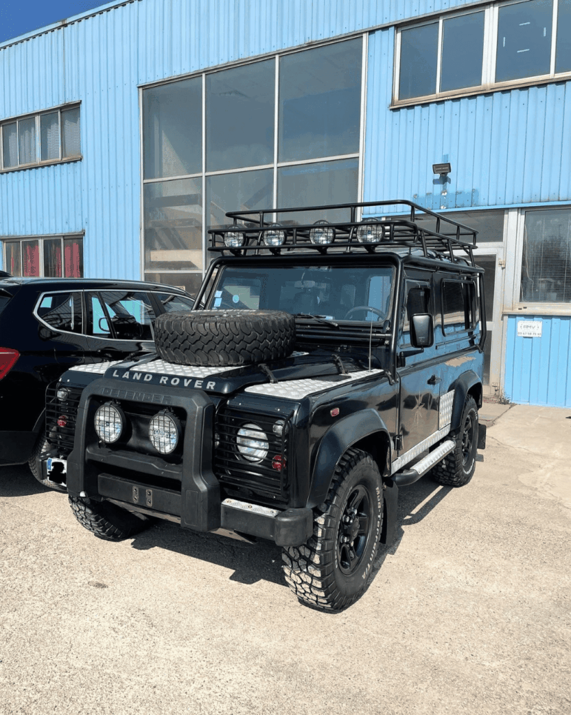 Land Rover defender noir après un nettoyage extérieur