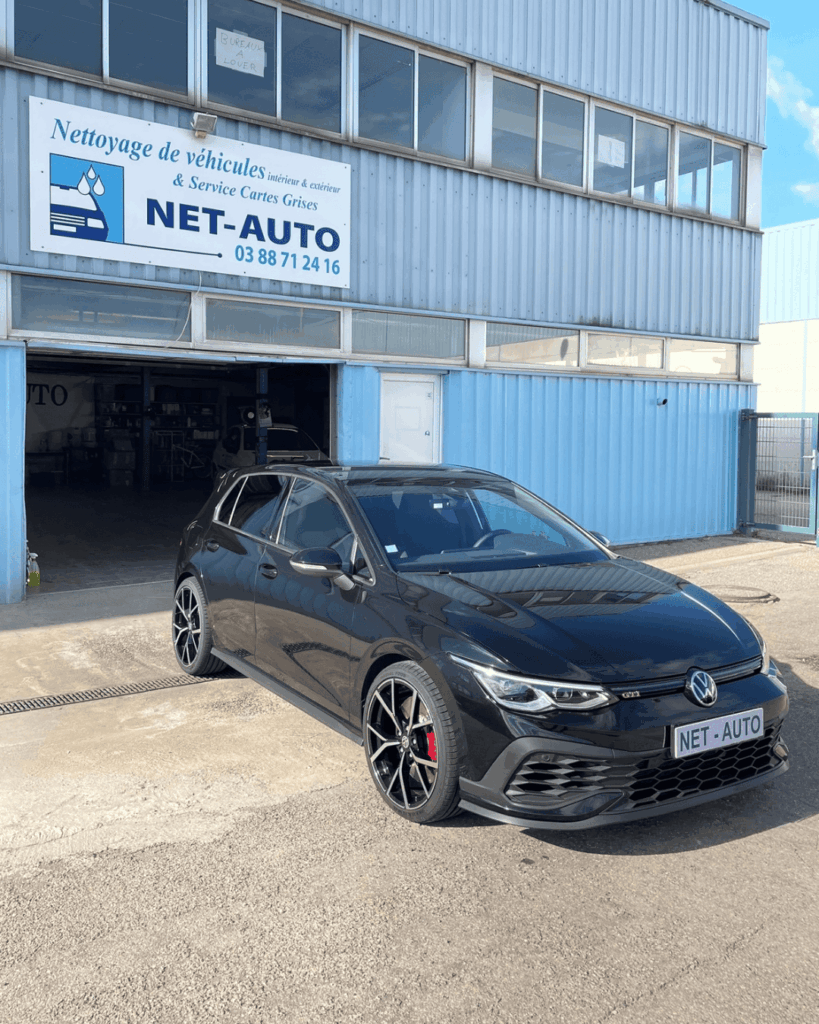 Golf GTI noir après un nettoyage extérieur