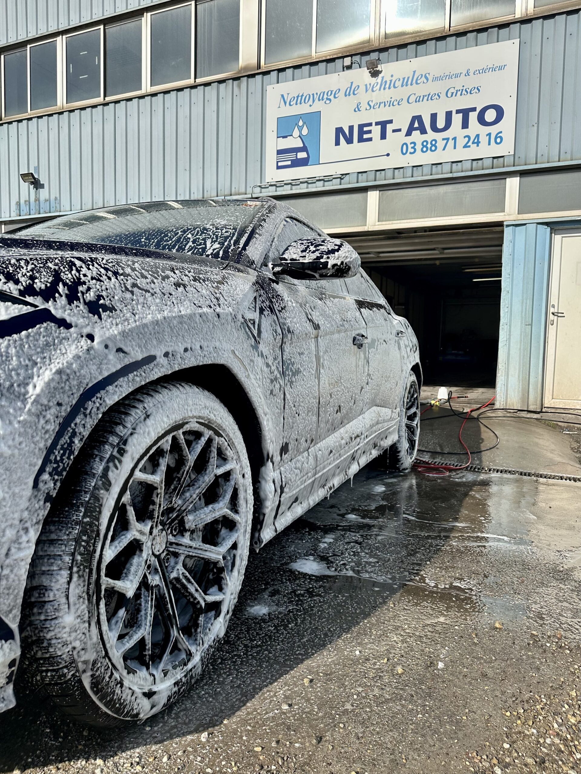 Lamborghini urus en plein nettoyage